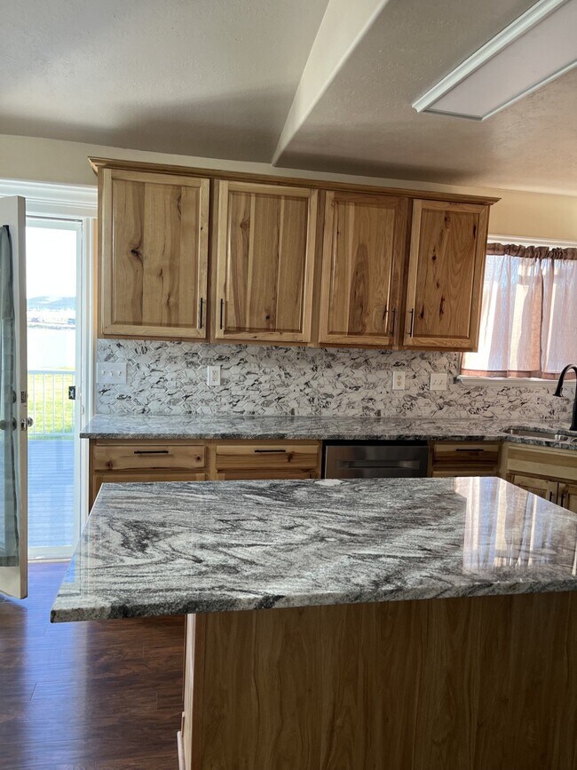 Building Photo - 1517 Falcon Ln
