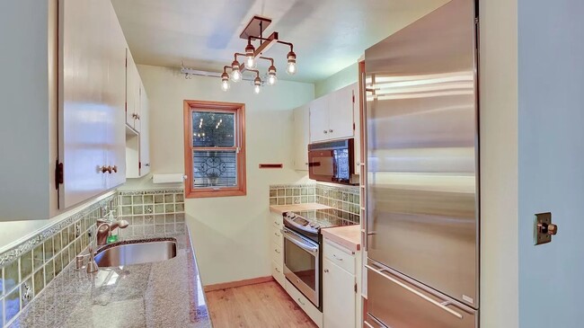 Building Photo - Spacious split level condo
