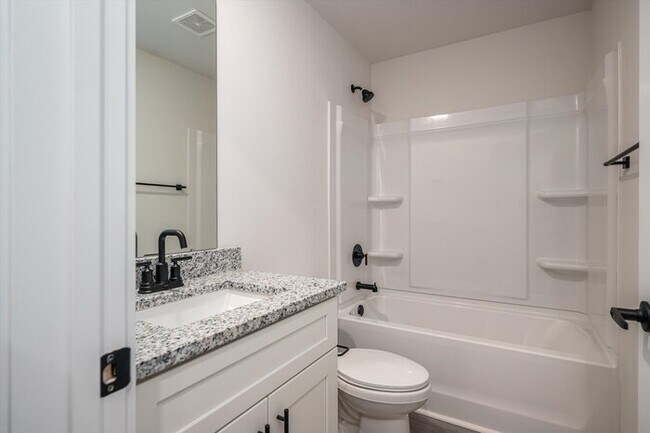 Building Photo - Luxury 3BR Townhome in Hickory – First Mon...
