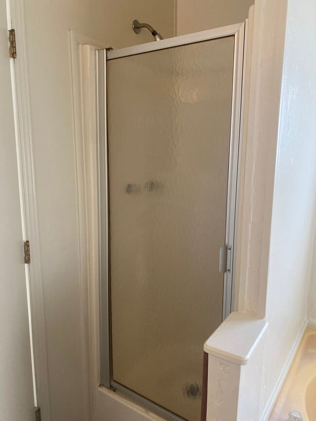 Building Photo - 4 Bedroom Single Family Home!