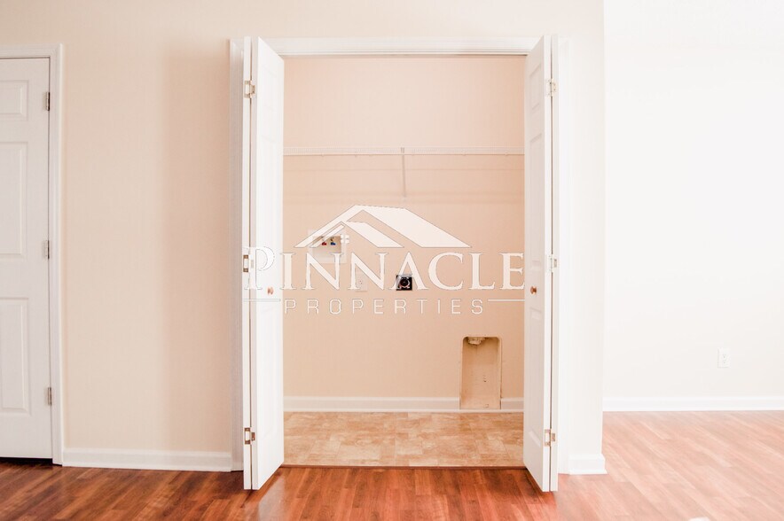 Laundry Room - 104 Colonnade St