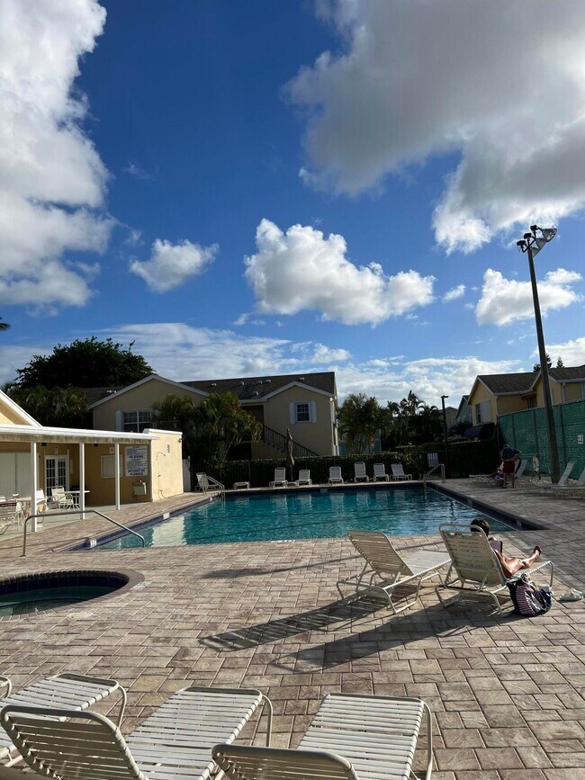 Building Photo - 647 Waterside Dr