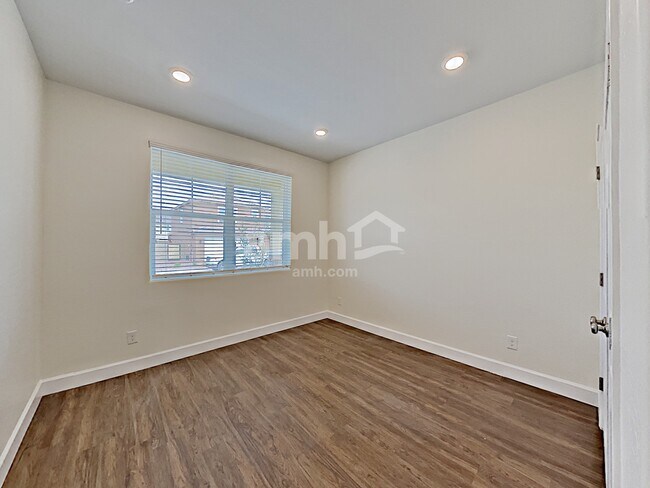 Building Photo - 5949 W Columbine Dr