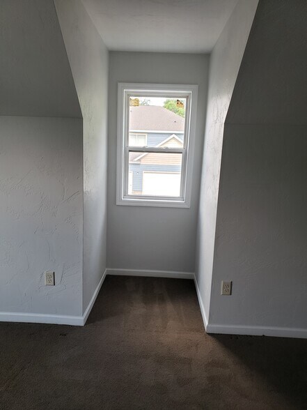 Building Photo - 527 W Harper St