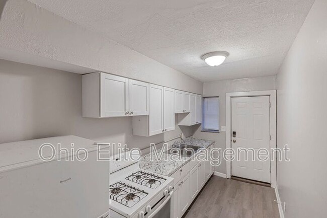 Building Photo - 987 Lilley Ave