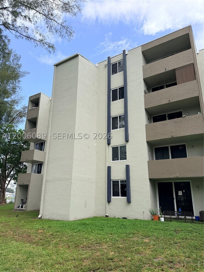 Building Photo - 10090 NW 80th Ct