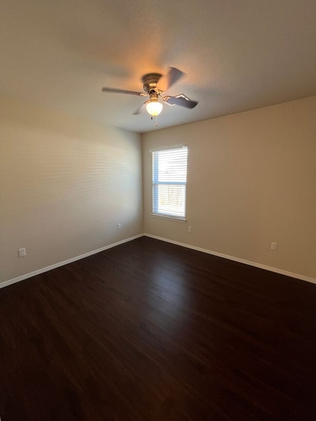 Building Photo - Paved Road/Cozy Home/Convenient location