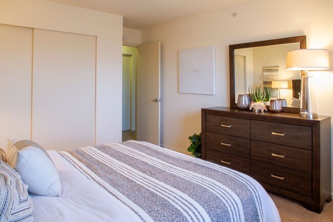 Building Photo - Two Bedroom Signature Style Apartment on t...