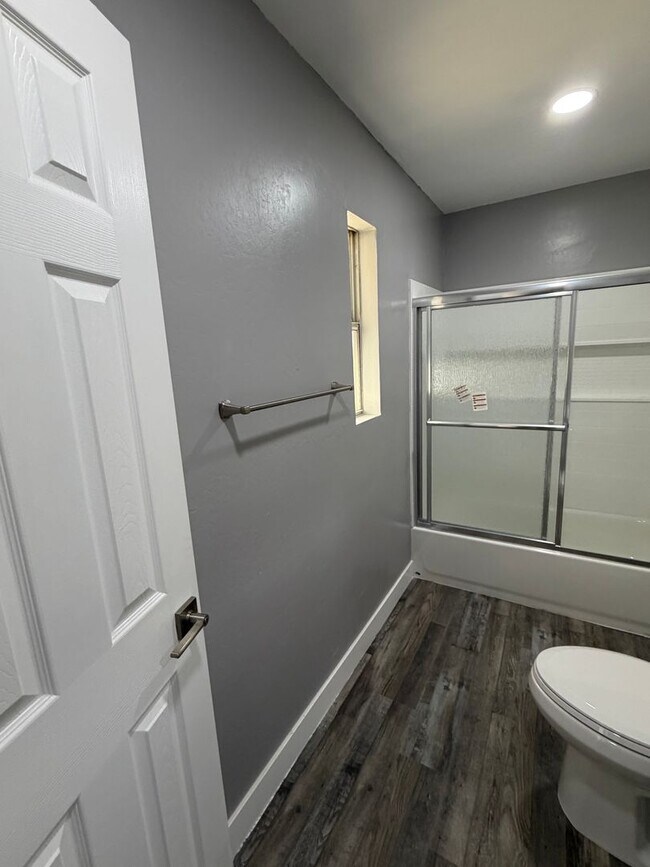 Building Photo - Newley Remodeled 3 BD 2 BA house with Big lot in SW Bakersfield