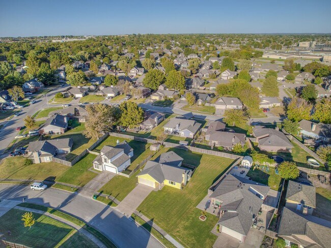 Building Photo - Move in discount / $800 first month rent