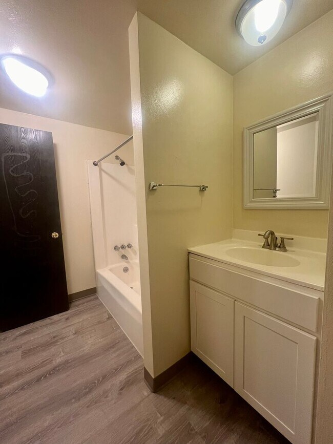 Building Photo - 404 Kellywood Manor