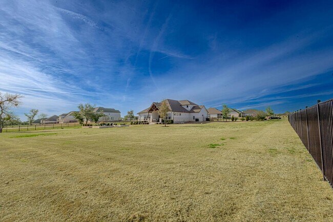 Building Photo - 217 Northcrest Dr