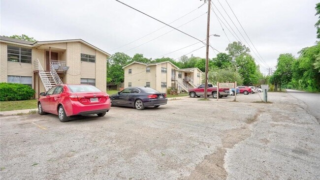 Building Photo - 724 Old Martindale Rd