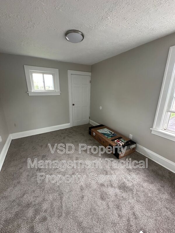 Building Photo - 13827 S Parkway Dr