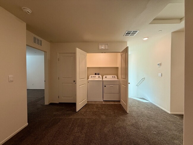 Building Photo - 3 BED 2.5 BATH 2 CAR GARAGE TOWNHOUSE W/ LOFT FOR RENT!!!