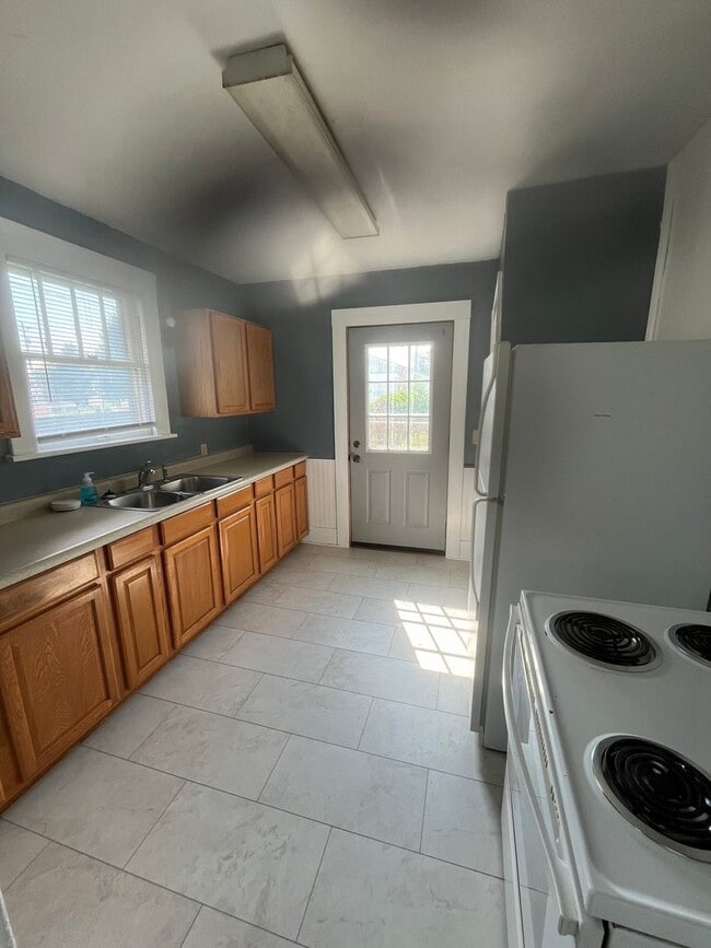 Building Photo - Cute 2 bedroom bungalow $795