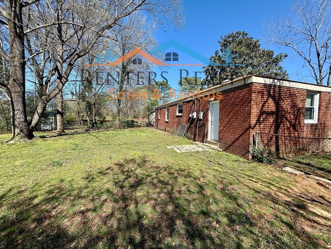 Building Photo - 3 bedroom house with Fenced Yard