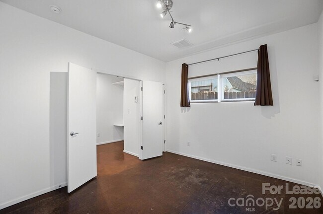 Building Photo - 921 Westbrook Dr