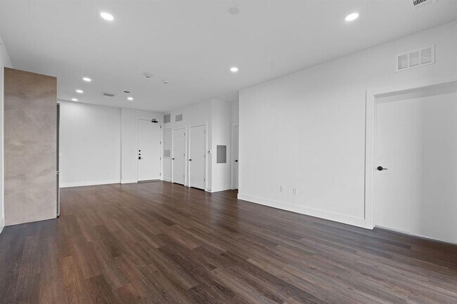 Building Photo - 4315 S Congress Ave