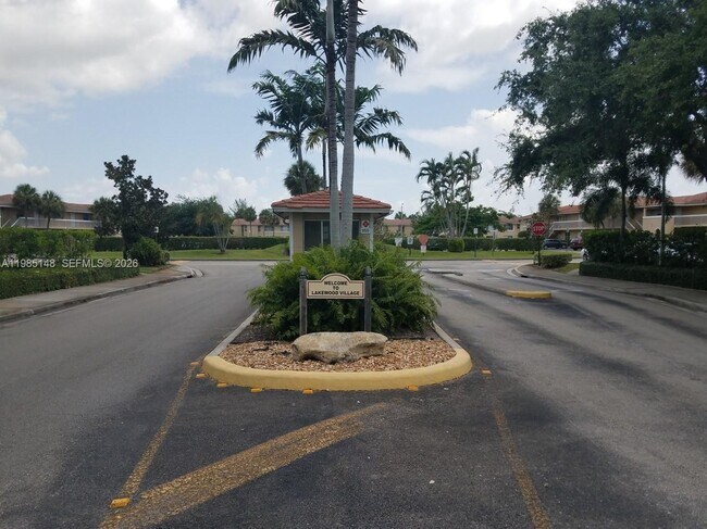 Building Photo - 10040 Twin Lakes Dr