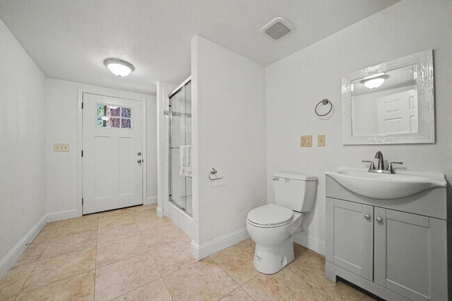Building Photo - 16932 McKenzie Dr