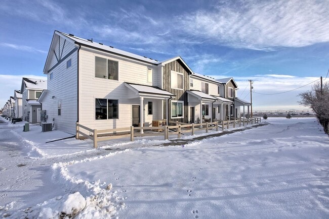 Building Photo - Beautiful Townhome For Lease