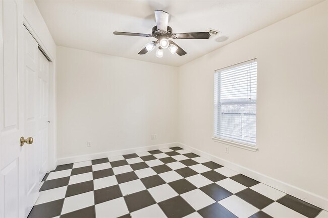 Building Photo - 7 Heron Hollow Ct