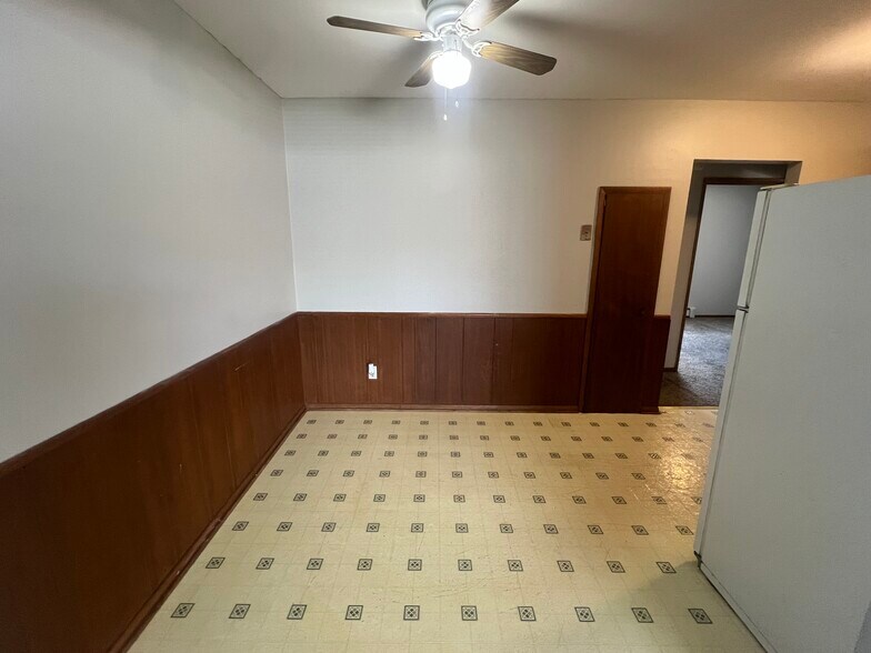 Building Photo - 2216 18 1/2 Ave NW