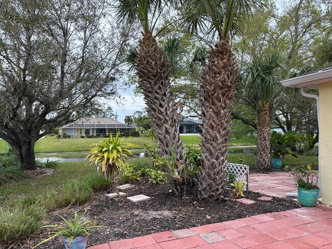 Building Photo - You'll love this charming 3/2/2 home in th...