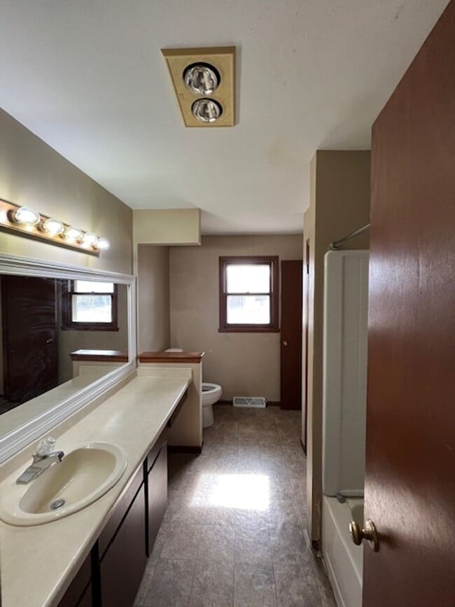 Building Photo - 3824 Skyview Dr