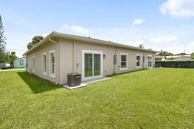 Building Photo - 1388 NW Charlie Green Dr