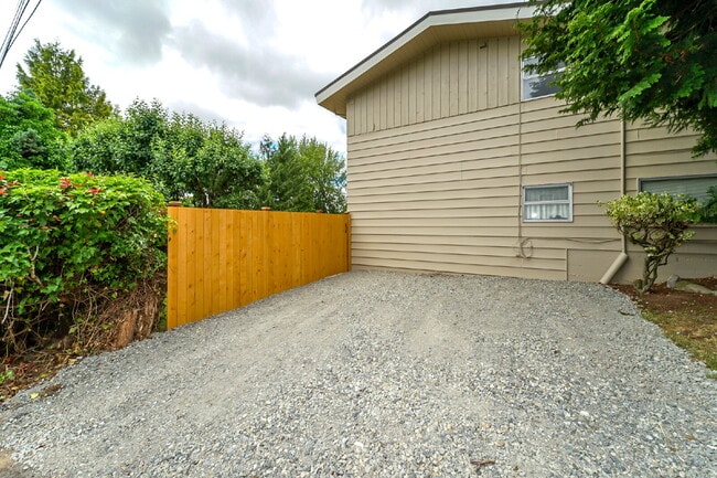 Building Photo - Cozy Unit available!