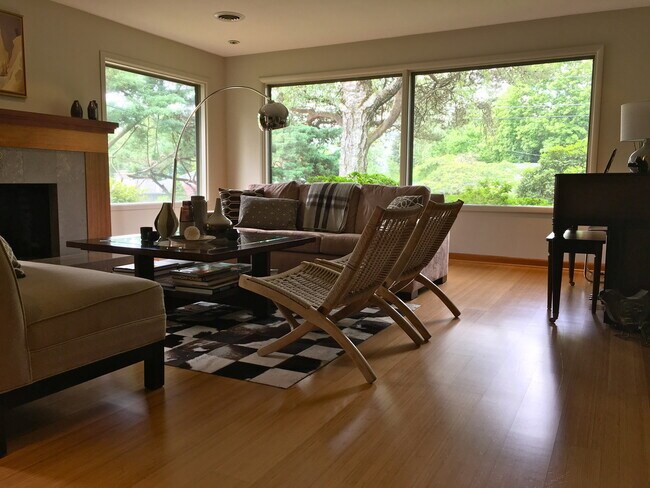 Building Photo - Lovely Mid Century Ranch in sought after West Slope neighborhood!