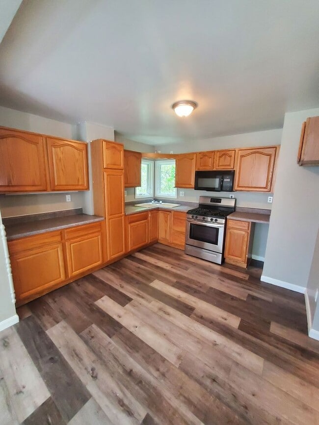 Building Photo - 4 Bedroom Single Family