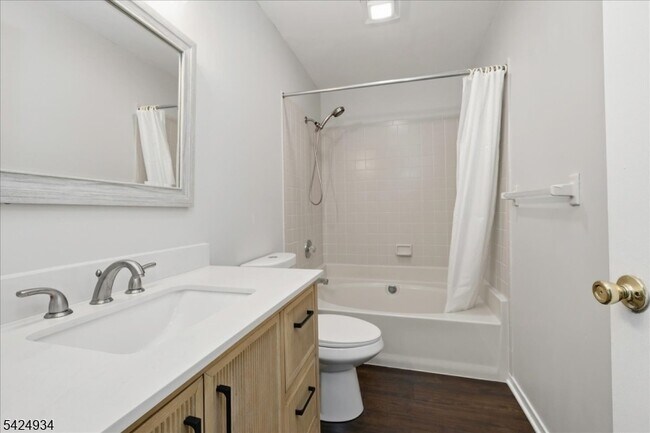 Building Photo - 5 Ajax Ct