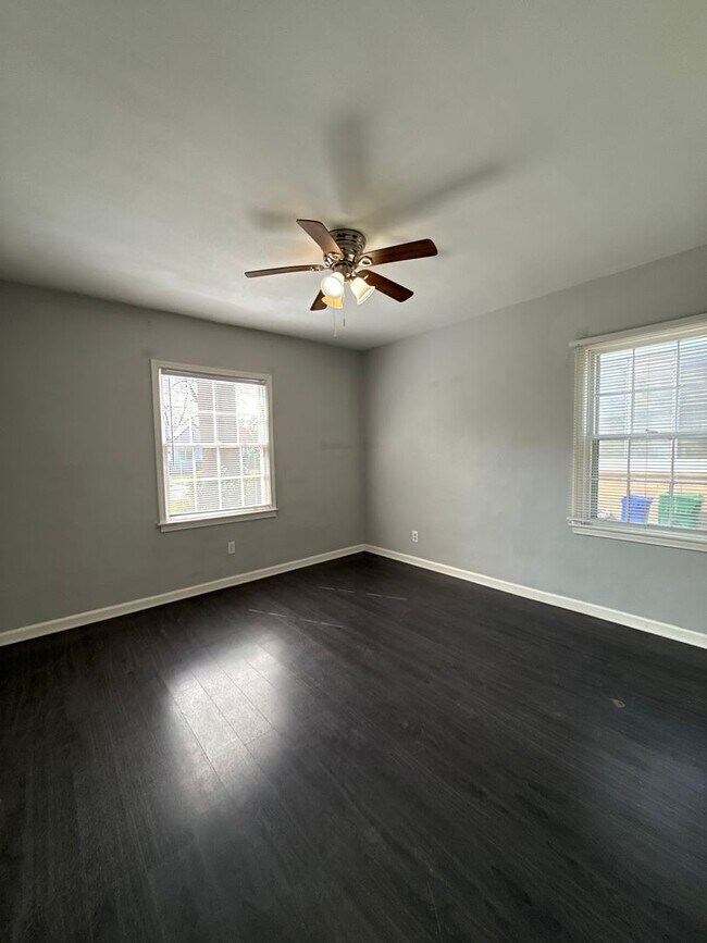 Building Photo - 1268 Eastland Rd SE