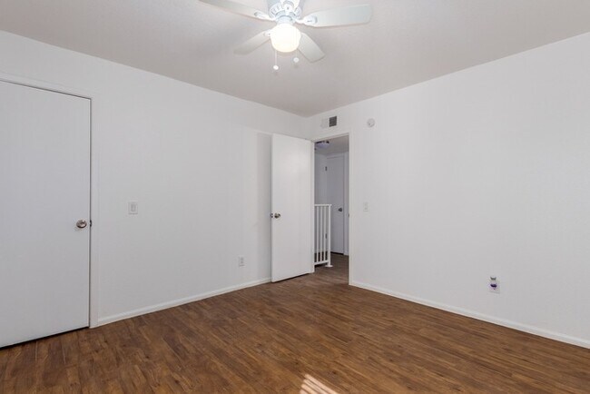 Building Photo - 2 Bedroom townhouse