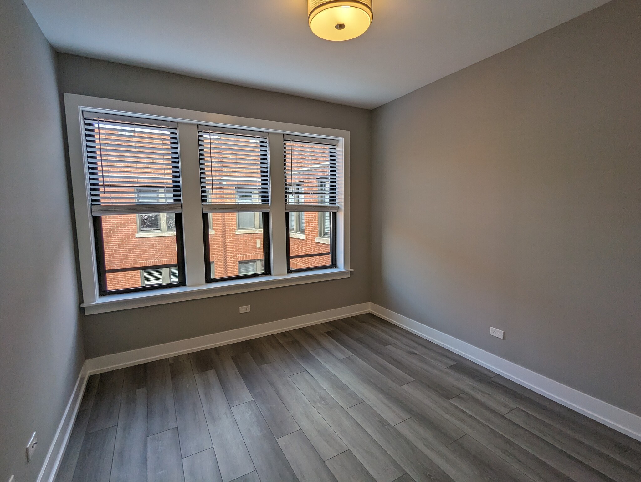 Building Photo - 3935 N Janssen Ave