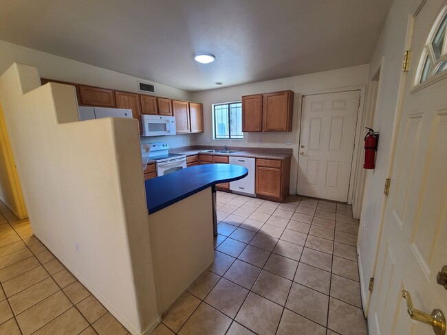 Building Photo - Beautiful 3 bedroom 2 bathroom with washer...