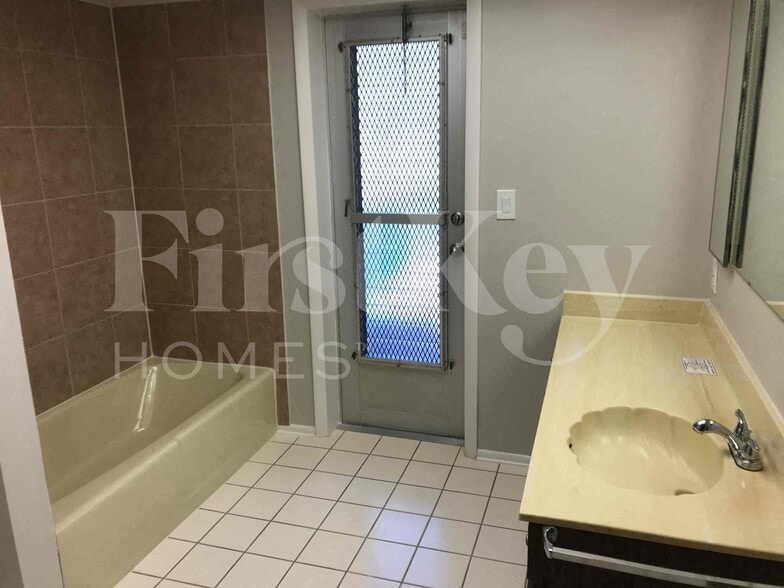 Building Photo - 3922 SE 2nd Ave