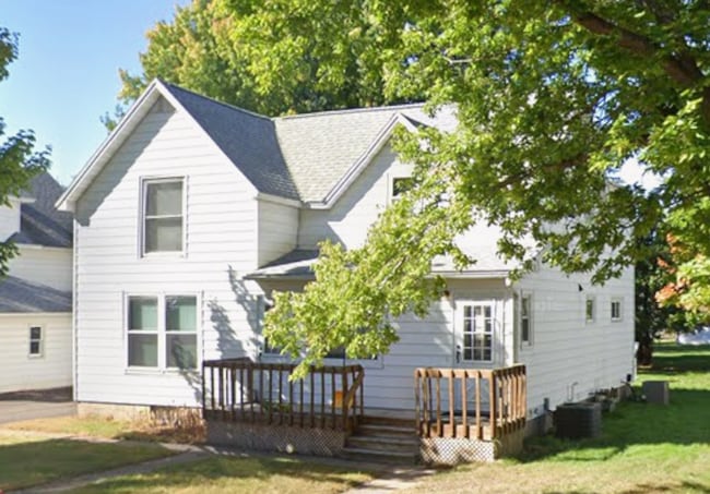 Primary Photo - 2 Bedroom / 1 Bathroom - Upper Unit