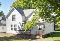Building Photo - 2 Bedroom / 1 Bathroom - Upper Unit