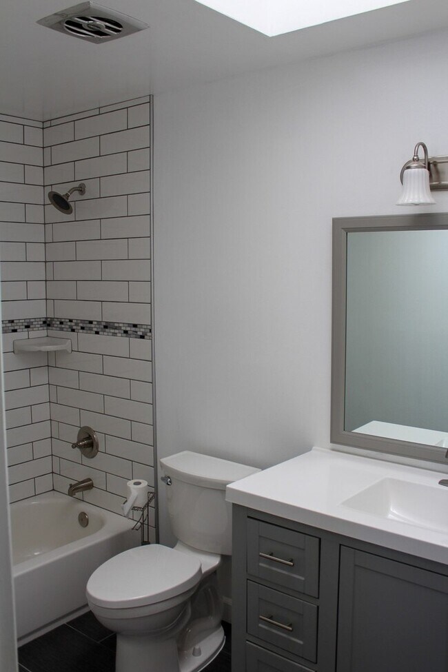 Building Photo - 3 Bedroom, 2 Bathroom Home in Chico with L...