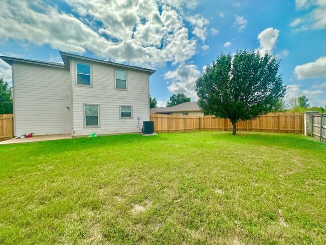 Building Photo - 3 BED 2.5 BATH WITH FRESH PAINT AND NEW AP...