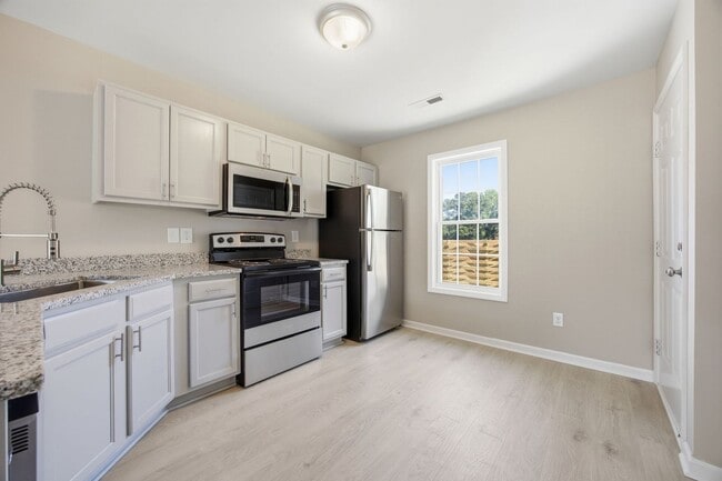 Building Photo - Renovated Apartment for rent