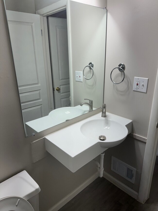 Building Photo - 105 S Christine Cir