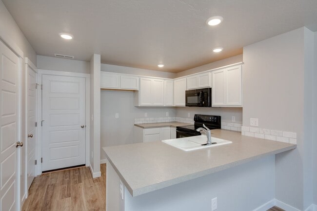 Building Photo - Beautiful, Modern 2 Bedroom Cottage Available!