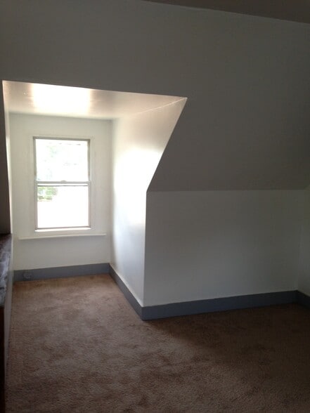 Or large master bedroom - 2763 Mount Carmel Ave