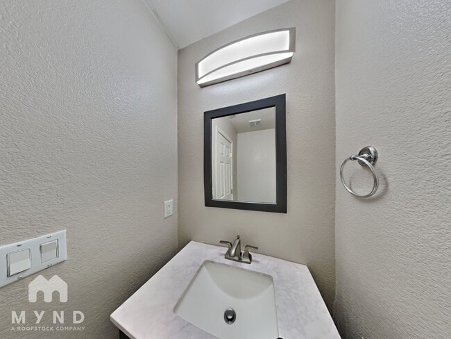 Building Photo - 5325 Dunlay Dr