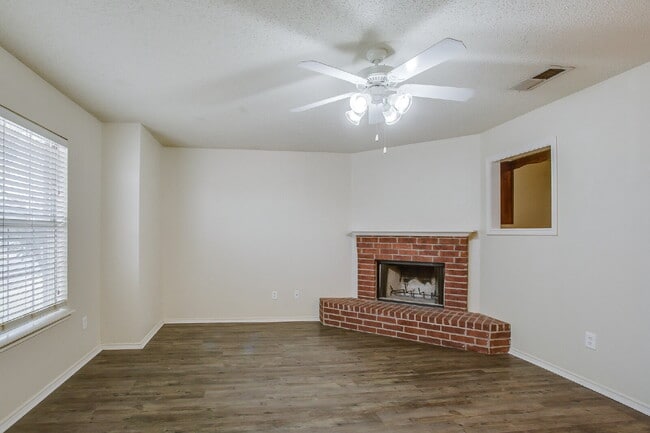 Building Photo - Adorable 3/2/2 in Cooper!
